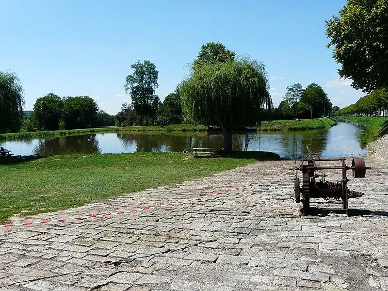 Foto von Lalinde Canal (Parkpool, einschließlich der asphaltierten Autos) - Père Igor - © Creative Commons (https://creativecommons.org/licenses/by-sa/4.0/deed.fr)