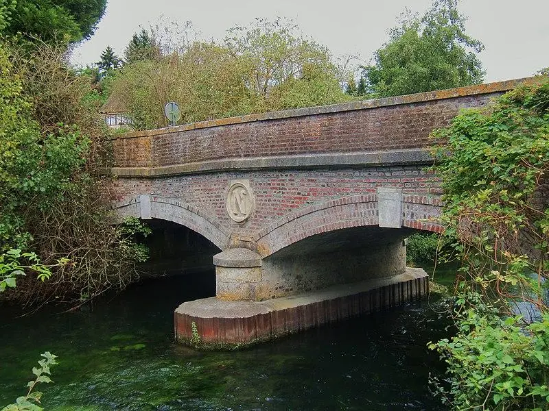 Foto di Napoleone Bridge, attraversando il canale dei Moulins, su CV 18 - Gérard Janot - © Creative Commons (https://creativecommons.org/licenses/by-sa/4.0/deed.fr)