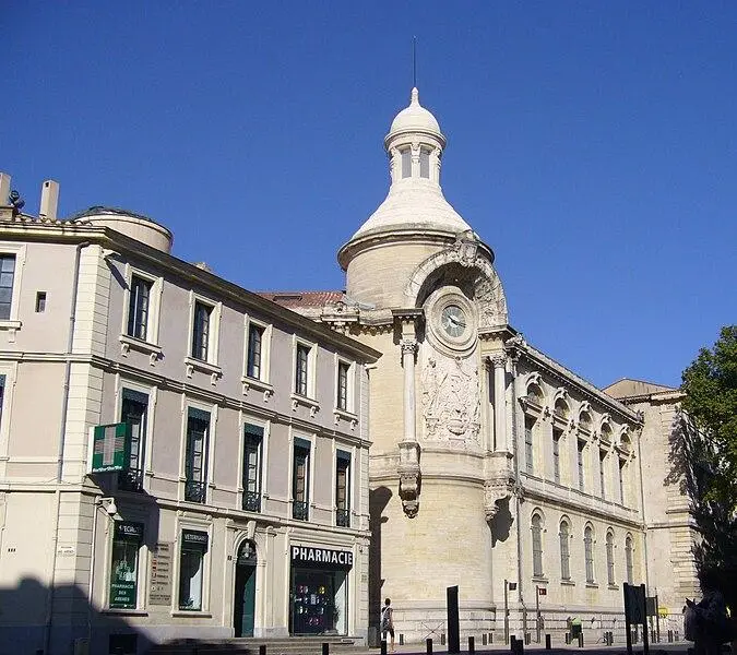 Foto de Ex hospicio que se convirtió en Palais des Arts, luego amplió en la escuela secundaria, la actual Escuela Secundaria Alphonse Daudet - Abderitestatos - © Creative Commons (https://creativecommons.org/licenses/by-sa/4.0/deed.fr)
