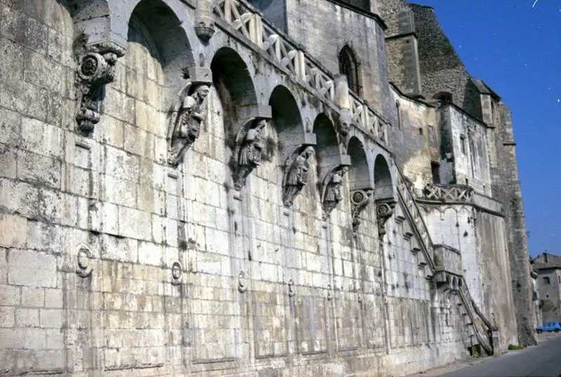 Foto de Escalera monumental ubicada en los muelles de Rhône y colocar a Saint-Pierre - POP Plateforme Ouverte du Patrimoine / Base Mérimée - © Monuments historiques
