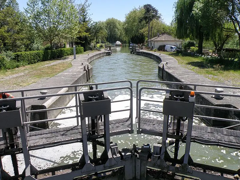 Foto di Canal du Midi: Ecluse and Eclusian House a Castanet o Perrier - BluesyPete - © Creative Commons (https://creativecommons.org/licenses/by-sa/4.0/deed.fr)