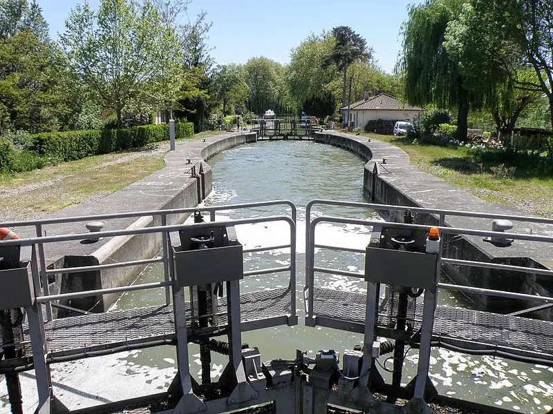 Foto di Canal du Midi: Ecluse and Eclusian House a Castanet o Perrier - BluesyPete - © Creative Commons (https://creativecommons.org/licenses/by-sa/4.0/deed.fr)