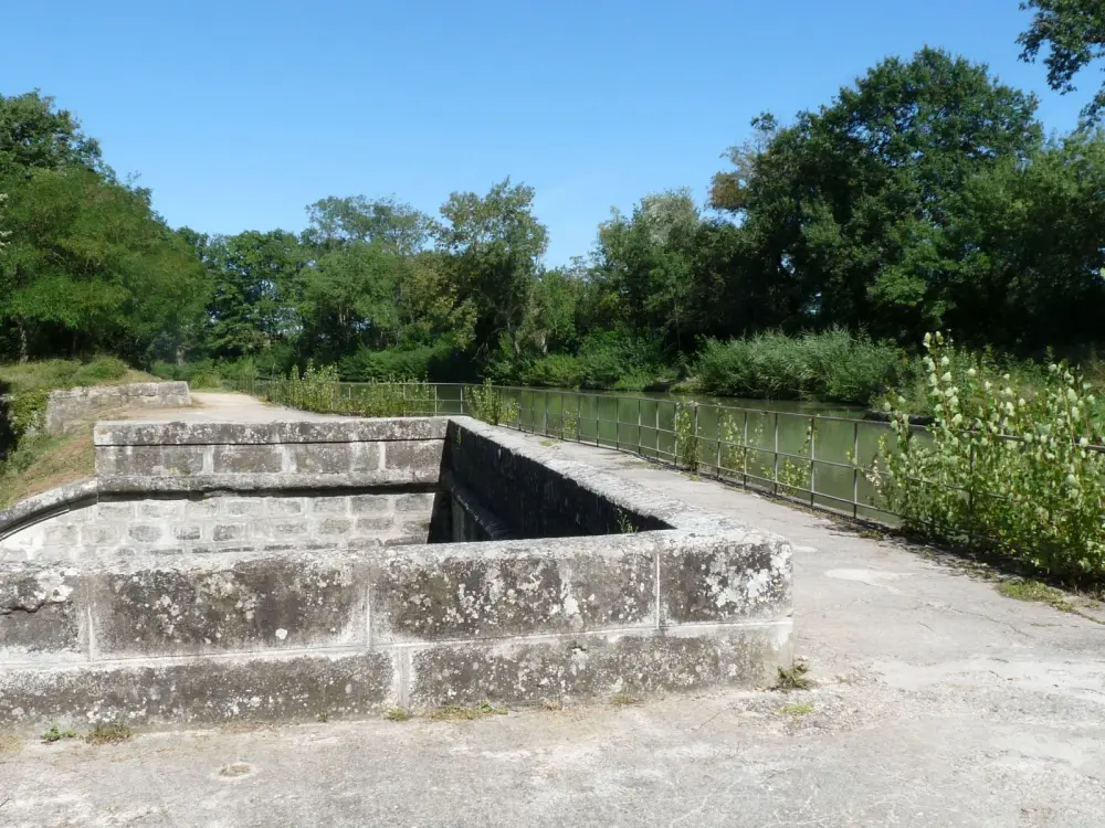 Foto de Canal du Midi: acueducto de bóvedas o de ella (también en comuna de Renneville) - Sous licence Creative Commons (https://creativecommons.org/licenses/by-sa/4.0/deed.fr) - Par Jack ma - © Creative Commons (https://creativecommons.org/licenses/by-sa/4.0/deed.fr)