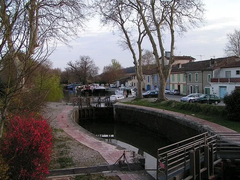 Picture of Canal du Midi: Ecluse, bridge and lock house of Gardouch - Paternel 1 - © Creative Commons (https://creativecommons.org/licenses/by-sa/4.0/deed.fr)