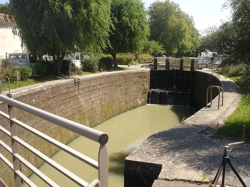 Picture of Canal du Midi: Eclusive set of Negra and its hotel annexes - Pinpin - © Creative Commons (https://creativecommons.org/licenses/by-sa/4.0/deed.fr)