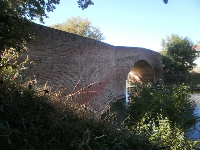 Foto di Canal du Midi: Pont d'En Serny - Sous licence Creative Commons (https://creativecommons.org/licenses/by-sa/4.0/deed.fr) - Par Monuments tale - © Creative Commons (https://creativecommons.org/licenses/by-sa/4.0/deed.fr)