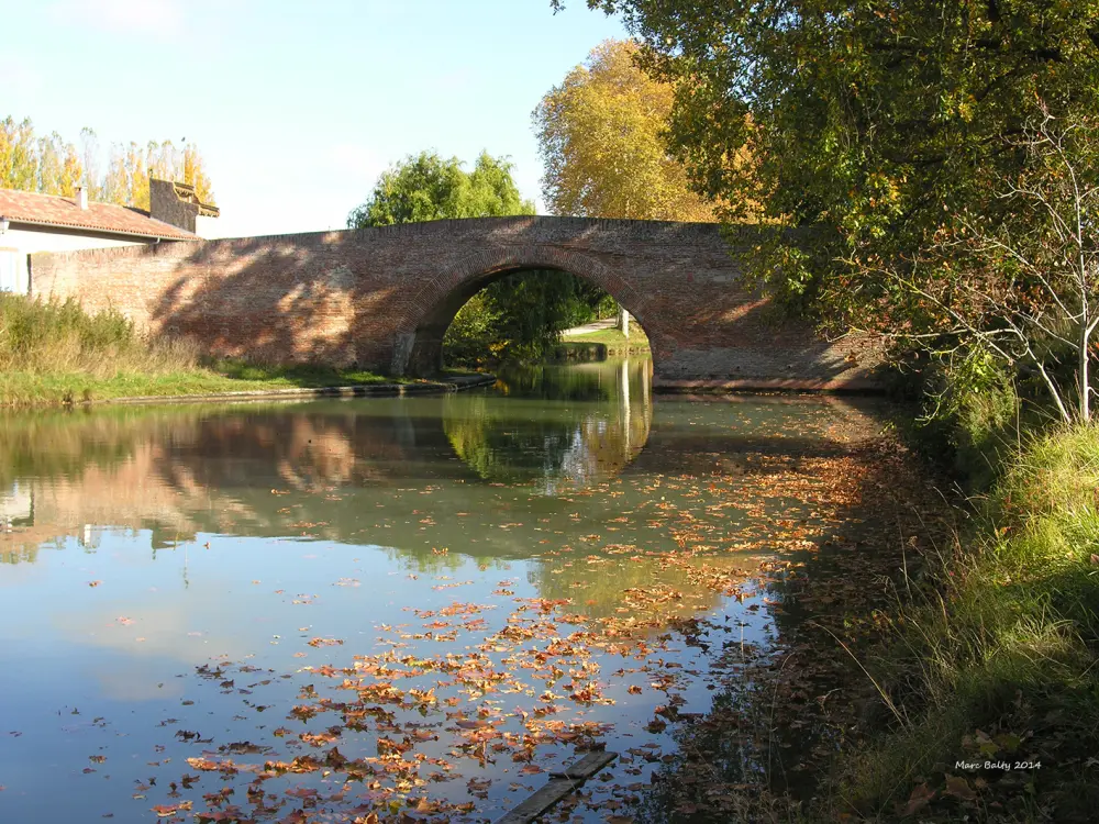 Foto di Canal du Midi: Pont d'En Serny - Sous licence Creative Commons (https://creativecommons.org/licenses/by-sa/4.0/deed.fr) - Par Montesquieu-Lauragais - © Creative Commons (https://creativecommons.org/licenses/by-sa/4.0/deed.fr)