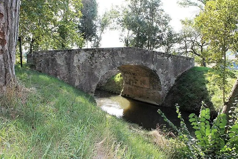 Picture of Vieux de Cailhavel or Pont Saint-Jean bridge, on the plain channel - Python72 - © Creative Commons (https://creativecommons.org/licenses/by-sa/4.0/deed.fr)