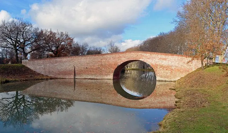 Picture of Canal du Midi: Deyme bridge - Selbymay - © Creative Commons (https://creativecommons.org/licenses/by-sa/4.0/deed.fr)