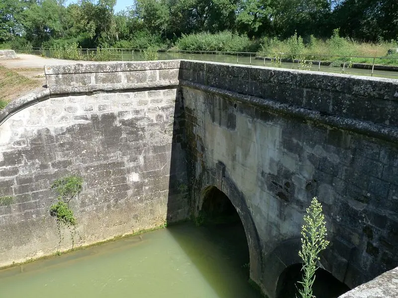 Foto de Canal du Midi: acueducto de bóvedas o de ella - Jack ma - © Creative Commons (https://creativecommons.org/licenses/by-sa/4.0/deed.fr)