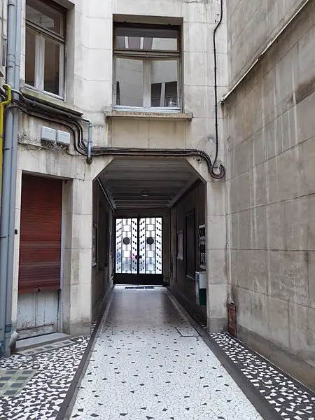 Picture of Building - ww2censor - © Creative Commons (https://creativecommons.org/licenses/by-sa/4.0/deed.fr)
