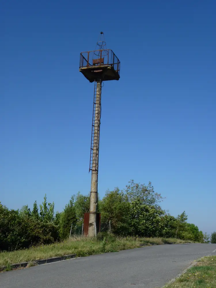 Picture of Aeronautical lighthouse located Côte de Monteerre - Sous licence Creative Commons (https://creativecommons.org/licenses/by-sa/4.0/deed.fr) - Par Hiwondc - © Creative Commons (https://creativecommons.org/licenses/by-sa/4.0/deed.fr)
