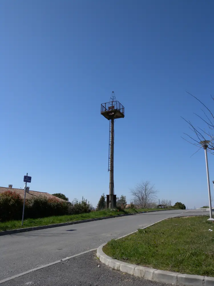 Picture of Aeronautical lighthouse located Côte de Monteerre - Sous licence Creative Commons (https://creativecommons.org/licenses/by-sa/4.0/deed.fr) - Par Louis.delalonde - © Creative Commons (https://creativecommons.org/licenses/by-sa/4.0/deed.fr)