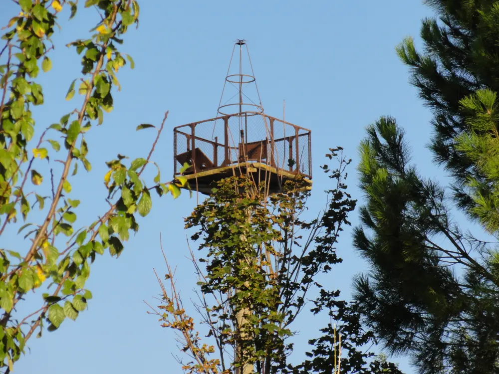 Picture of Aeronautical lighthouse located Côte de Monteerre - Sous licence Creative Commons (https://creativecommons.org/licenses/by-sa/4.0/deed.fr) - Par HelenePETIT - © Creative Commons (https://creativecommons.org/licenses/by-sa/4.0/deed.fr)