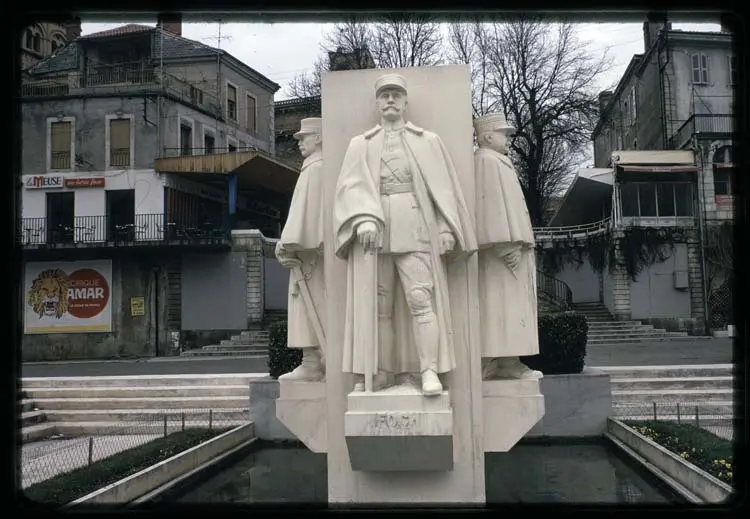 Picture of Commemorative monument to the three Pyrenean marshals Foch, Joffre and Gallieni - POP Plateforme Ouverte du Patrimoine / Base Mérimée - © André Édouard/Studio des Grands Augustins, Ministère de la Culture (France), Médiathèque du patrimoine et de la photographie, diffusion GrandPalaisRmn Photo