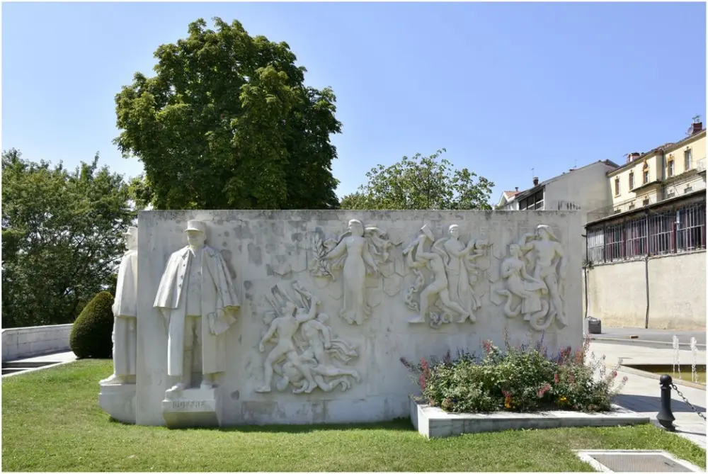 Picture of Commemorative monument to the three Pyrenean marshals Foch, Joffre and Gallieni - POP Plateforme Ouverte du Patrimoine / Base Mérimée - © Ministère de la Culture (France), Direction Régionale des Affaires Culturelles d'Occitanie – Tous droits réservés 