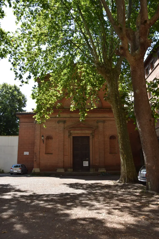Picture of Chapel and Court Sainte-Anne - Sous licence Creative Commons (https://creativecommons.org/licenses/by-sa/4.0/deed.fr) - Par Chatsam - © Creative Commons (https://creativecommons.org/licenses/by-sa/4.0/deed.fr)