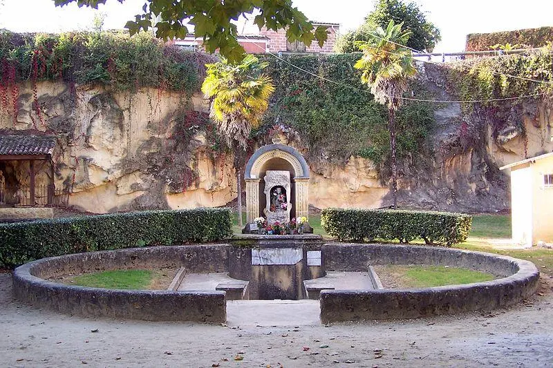 Foto de Sitio de peregrinación de Verdelais: fuente votiva y grupo conmemorativo en arenisca de cerámica llamado Pas de la Mule - Henry Salomé - © Creative Commons (https://creativecommons.org/licenses/by-sa/4.0/deed.fr)