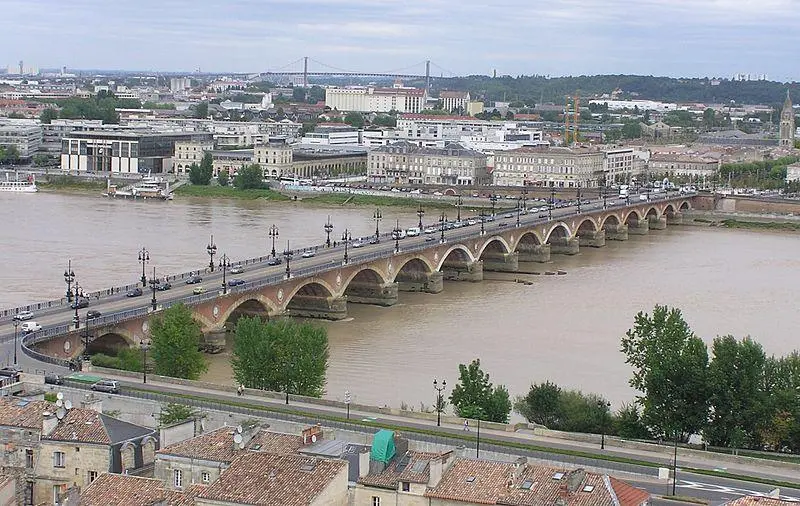 Foto de Pont dit pont de pierre - Guallendra - © Creative Commons (https://creativecommons.org/licenses/by-sa/4.0/deed.fr)
