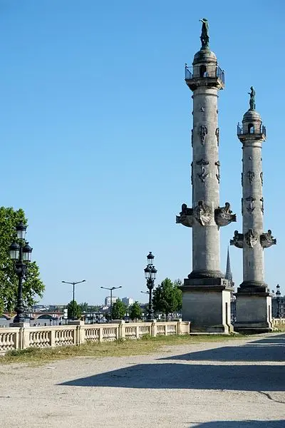 Foto de Columnas rostrales levantadas en la explanada de quinconcery - Patrick Despoix - © Creative Commons (https://creativecommons.org/licenses/by-sa/4.0/deed.fr)