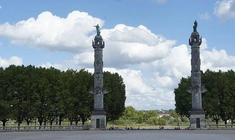 Foto von Rostrale Säulen, die auf der Quinconcery -Esplanade aufgezogen werden - Aloxe - © Creative Commons (https://creativecommons.org/licenses/by-sa/4.0/deed.fr)