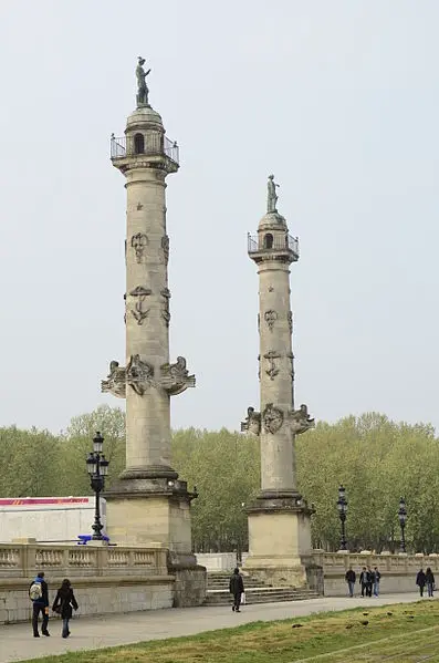 Foto de Columnas rostrales levantadas en la explanada de quinconcery - Gestoso - © Creative Commons (https://creativecommons.org/licenses/by-sa/4.0/deed.fr)