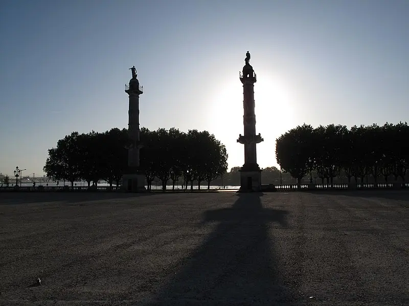 Foto de Columnas rostrales levantadas en la explanada de quinconcery - MarcJP46 - © Creative Commons (https://creativecommons.org/licenses/by-sa/4.0/deed.fr)