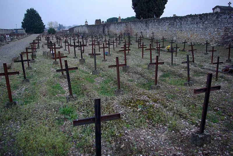 Foto de Cementerio llamado "Cementerio olvidado" - David Perez - © Creative Commons (https://creativecommons.org/licenses/by-sa/4.0/deed.fr)