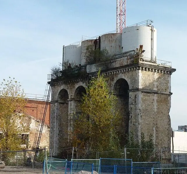 Foto de Vieja torre de agua en la estación de Saint-Jean - Natureln - © Creative Commons (https://creativecommons.org/licenses/by-sa/4.0/deed.fr)