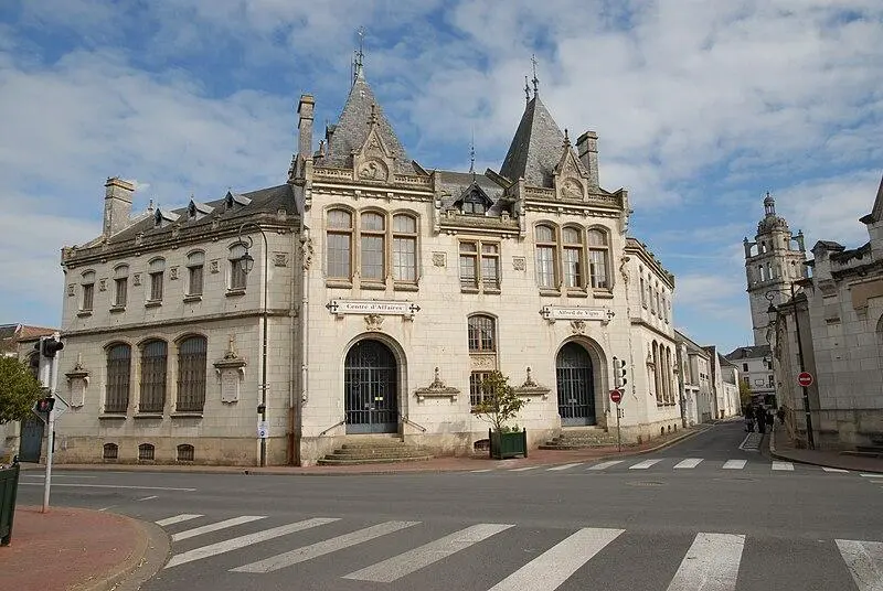 Picture of Former Hall of Caisse d'Epargne, current Alfred Business Center in Vigny - Matthieu LAPADU-HARGUES - © Creative Commons (https://creativecommons.org/licenses/by-sa/4.0/deed.fr)