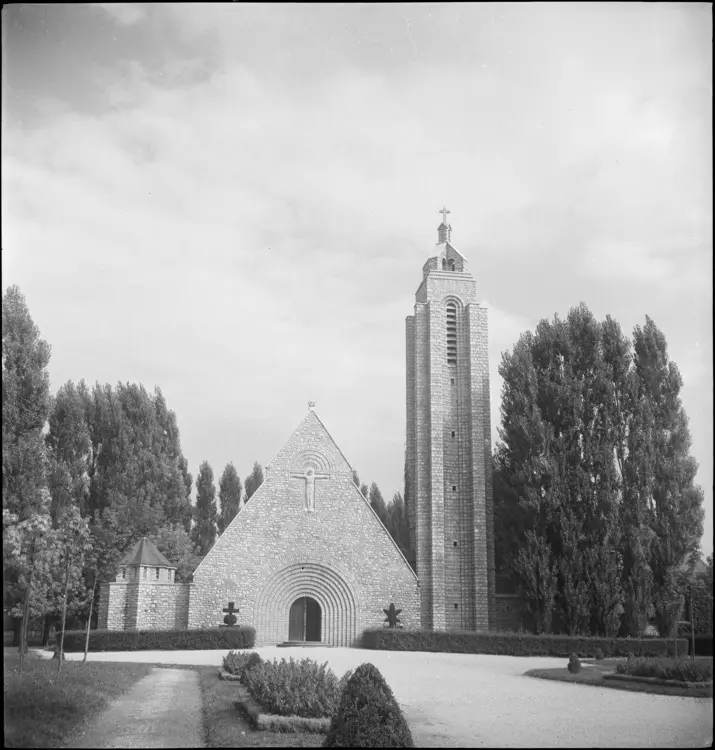 Foto von Pfarrkirche Sainte-Anne, Presbyterium des Cité Solvay und Landschaftsgestaltung - POP Plateforme Ouverte du Patrimoine / Base Mérimée - © Ministère de la Culture (France), Médiathèque du patrimoine et de la photographie, diffusion RMN-GP