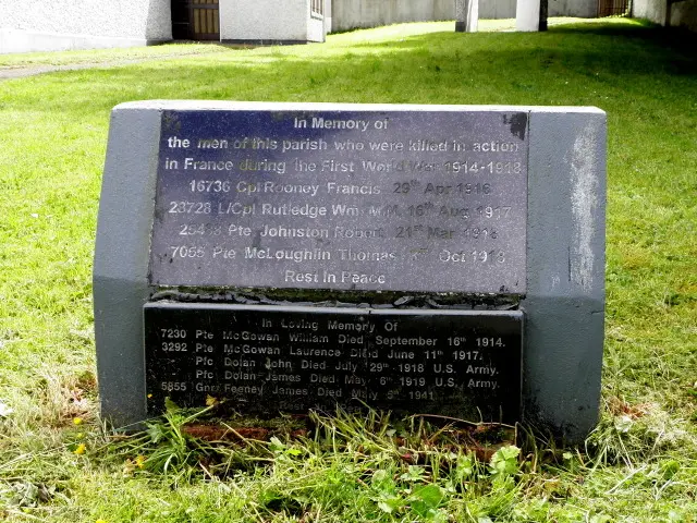 Foto von Denkmal zum Krieg des Krieges 1914-1918 in der Nähe der Kirche - Sous licence Creative Commons (https://creativecommons.org/licenses/by-sa/4.0/deed.fr) - Par GeographBot - © Creative Commons (https://creativecommons.org/licenses/by-sa/4.0/deed.fr)
