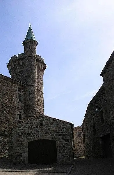 Foto von Altes Schloss von Virieu und Virieu Chapel - Auteur inconnu - © Creative Commons (https://creativecommons.org/licenses/by-sa/4.0/deed.fr)