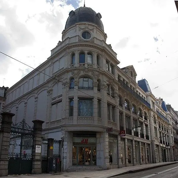 Foto von Gebäude mit dem Namen "New Galeries" - Daniel Villafruela. - © Creative Commons (https://creativecommons.org/licenses/by-sa/4.0/deed.fr)