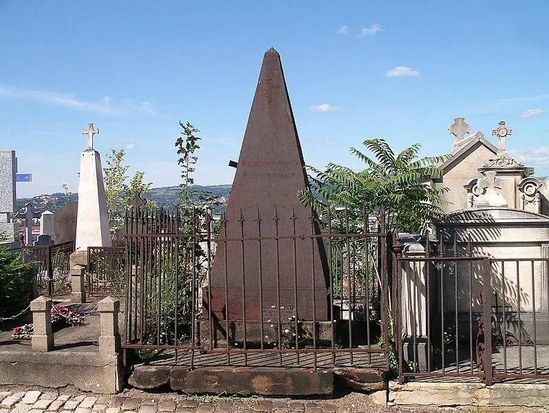 Foto von Smith Tomb oder Smith Pyramid im Crêt du Roc Cemetery (Saint-Claude Cemetery) - Roi.dagobert - © Creative Commons (https://creativecommons.org/licenses/by-sa/4.0/deed.fr)
