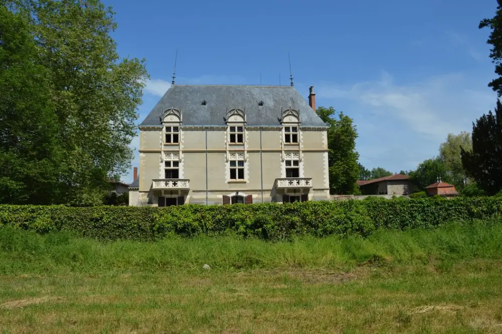Foto von Château de Curaize - POP Plateforme Ouverte du Patrimoine / Base Mérimée - © Ministère de la Culture (France), Direction Régionale des Affaires Culturelles d'Auvergne-Rhône-Alpes – Tous droits réservés 