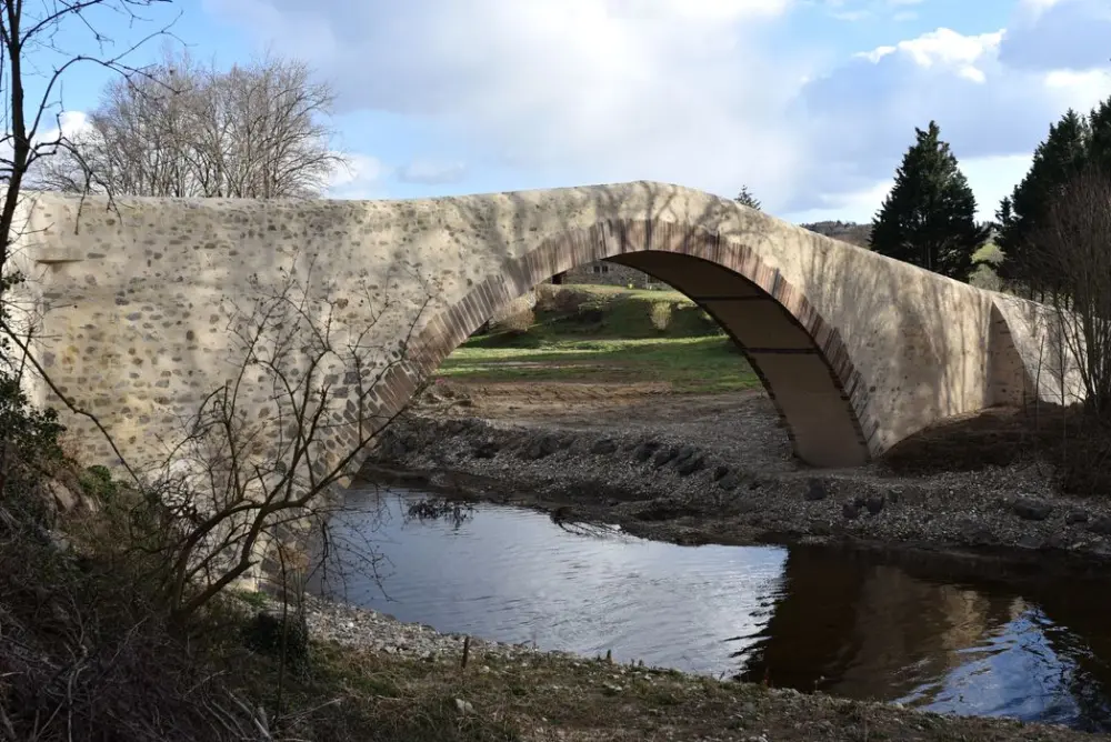 Picture of Bajasse bridge (also in commune of Fontannes) - POP Plateforme Ouverte du Patrimoine / Base Mérimée - © Ministère de la Culture (France), Direction Régionale des Affaires Culturelles d’Auvergne-Rhône-Alpes – Tous droits réservés