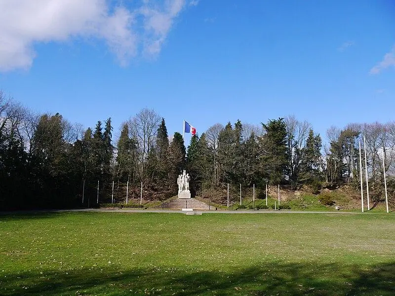 Foto de Monumento de disparo - Simon de l'Ouest - © Creative Commons (https://creativecommons.org/licenses/by-sa/4.0/deed.fr)