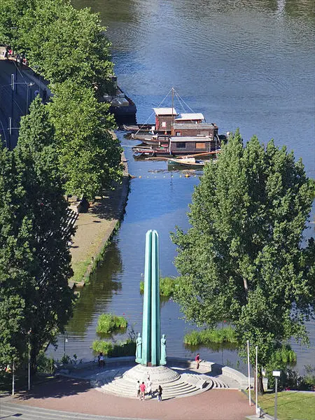 Foto de Monumento con cincuenta rehenes - Jean-Pierre Dalbéra from Paris, France - © Creative Commons (https://creativecommons.org/licenses/by-sa/4.0/deed.fr)