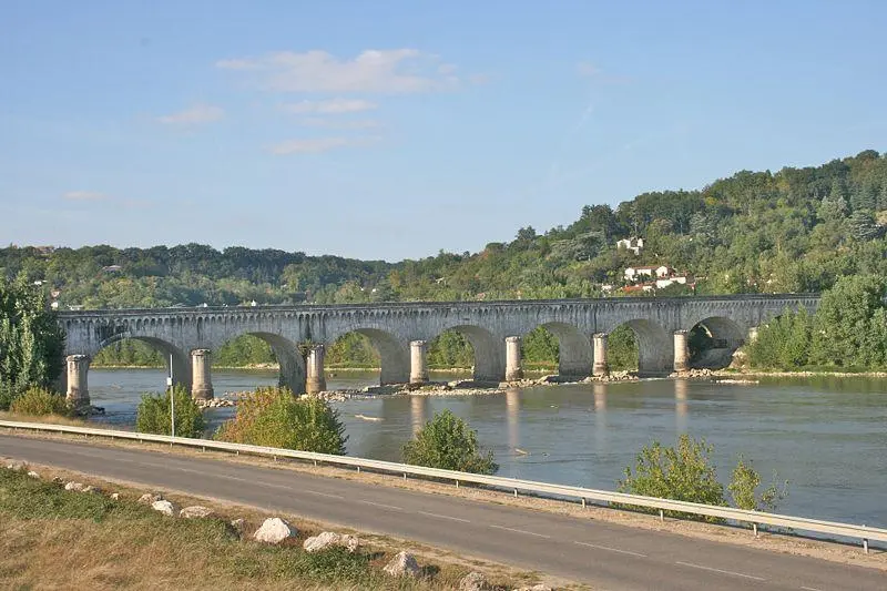 Photo de Pont-canal d'Agen sur la Garonne (également sur commune du Passage) - Photograph by Mike Peel (www.mikepeel.net). - © Creative Commons (https://creativecommons.org/licenses/by-sa/4.0/deed.fr)
