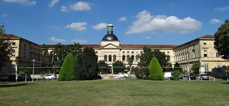 Foto von Saint-Cyr Hospital - Jacques MOSSOT - © Creative Commons (https://creativecommons.org/licenses/by-sa/4.0/deed.fr)