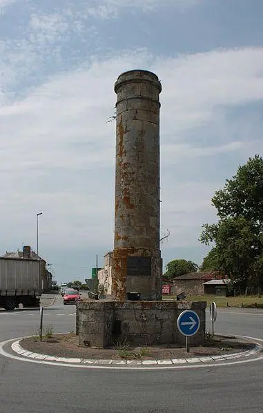 Foto von Gedenksäule an der Kreuzung zweier Abteilungsstraßen - Llann Wé² - © Creative Commons (https://creativecommons.org/licenses/by-sa/4.0/deed.fr)