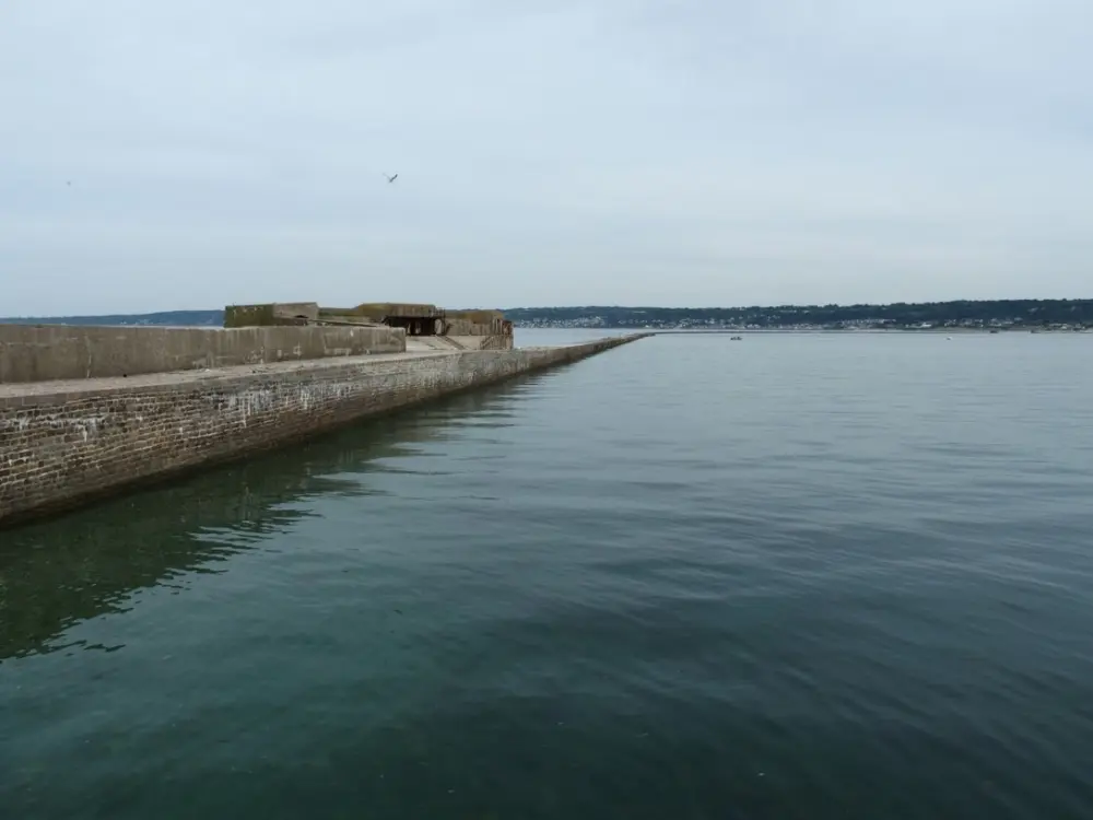 Foto de Collignon Dike, trabajo constitutivo del puerto de Cherbourg - POP Plateforme Ouverte du Patrimoine / Base Mérimée - © Ministère de la Culture (France), Direction des Affaires Culturelles de Normandie – Tous droits réservés