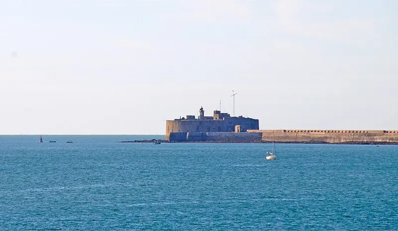 Foto de Fuerte de Occidente, Trabajo constitutivo del Rade de Cherbourg - David Broad - © Creative Commons (https://creativecommons.org/licenses/by-sa/4.0/deed.fr)