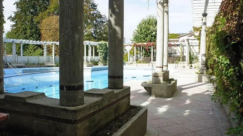 Foto de Piscina de tenis-club - G.Garitan - © Creative Commons (https://creativecommons.org/licenses/by-sa/4.0/deed.fr)