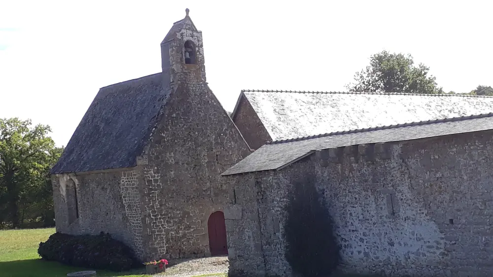 Foto von Kapelle und befestigte Gehege von Loré - Sous licence Creative Commons (https://creativecommons.org/licenses/by-sa/4.0/deed.fr) - Par Brunodumaine - © Creative Commons (https://creativecommons.org/licenses/by-sa/4.0/deed.fr)