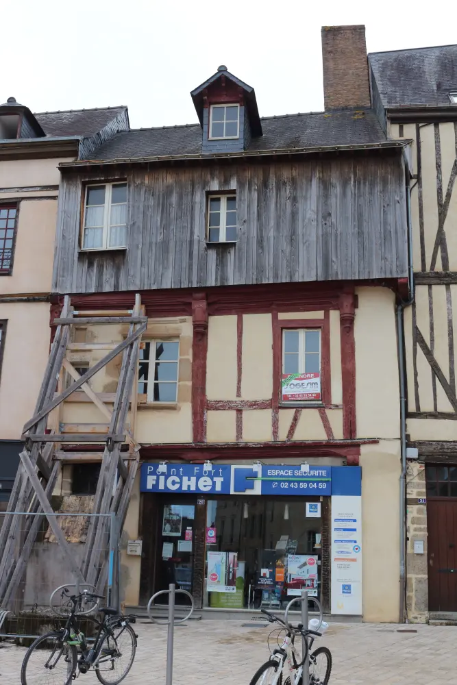 Picture of Building located 27-29 Place de la Trémoille called "Coq-Hardy house" - Sous licence Creative Commons (https://creativecommons.org/licenses/by-sa/4.0/deed.fr) - Par Bzh-99 - © Creative Commons (https://creativecommons.org/licenses/by-sa/4.0/deed.fr)