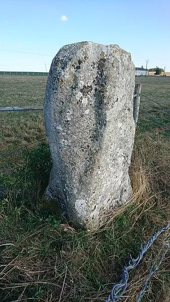 Foto von Menhir de Mécrin - Doique - © Creative Commons (https://creativecommons.org/licenses/by-sa/4.0/deed.fr)