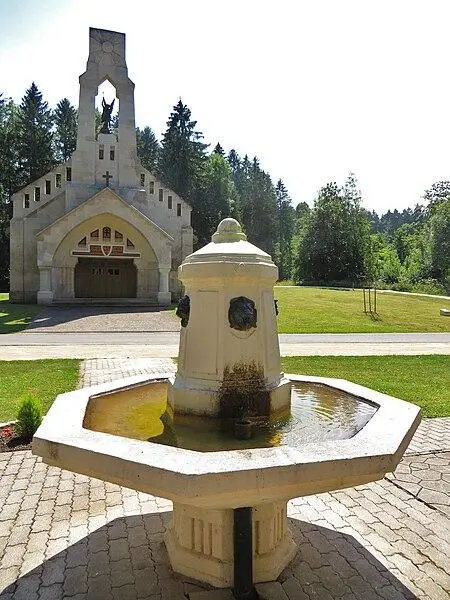 Foto von Kapelle der Heiligen Michel und der Brunnen des Souvenirs - Aimelaime - © Creative Commons (https://creativecommons.org/licenses/by-sa/4.0/deed.fr)