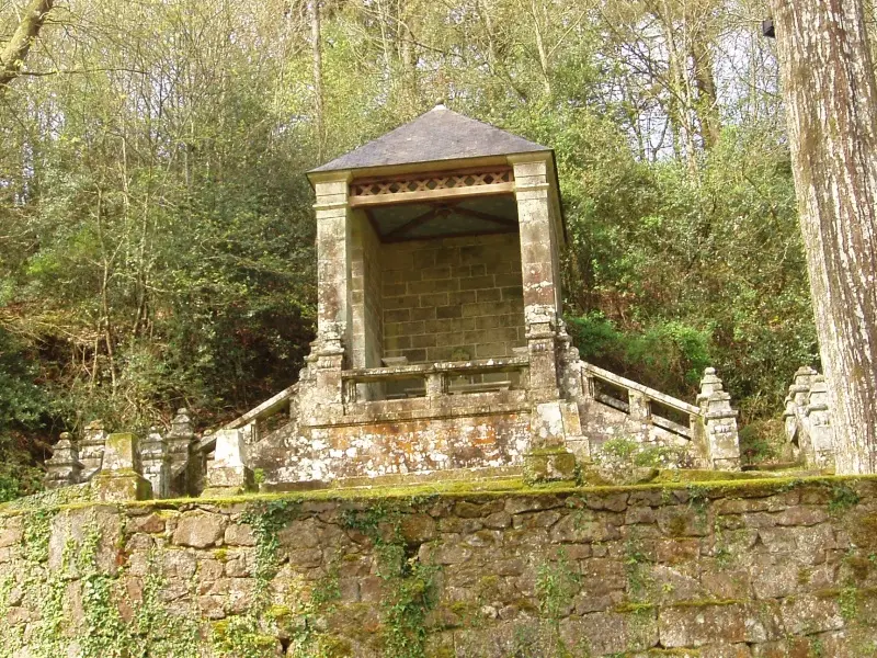 Picture of Notre-Dame du Guelhouit chapel - Sous licence Creative Commons (https://creativecommons.org/licenses/by-sa/4.0/deed.fr) - Par Jean Jan - © Creative Commons (https://creativecommons.org/licenses/by-sa/4.0/deed.fr)